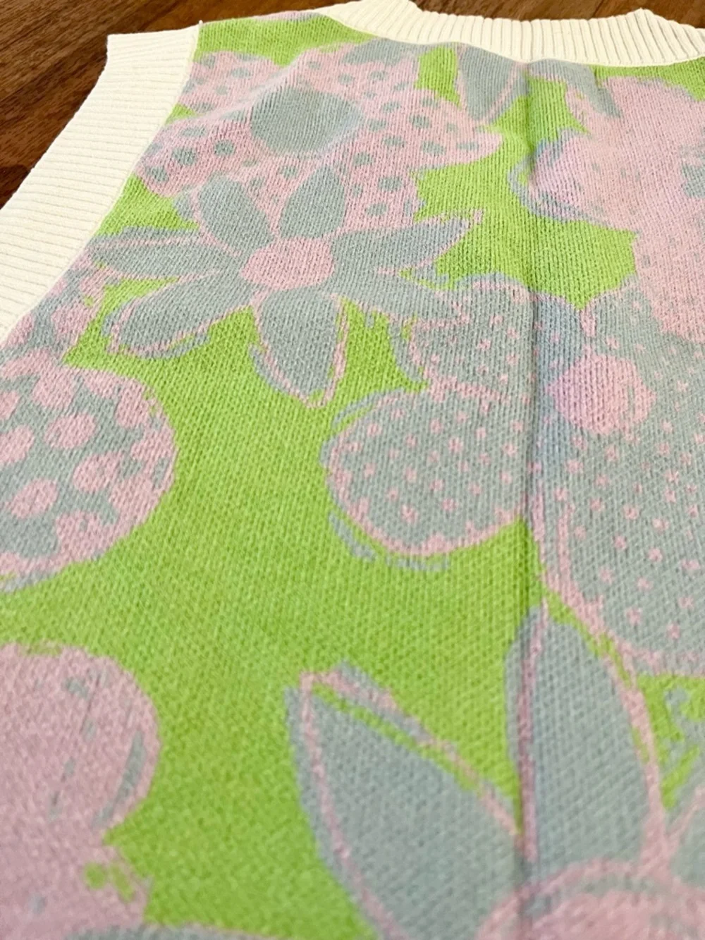 Urban Outfitters Randi pastel floral V-neck cropped knit vest top - Picture 7 of 13